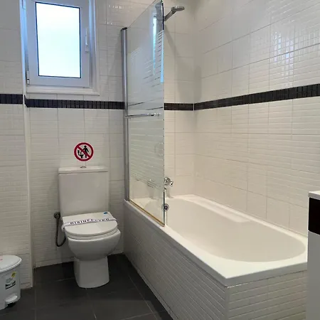 Lighthouse Beach - 3Br Seafront Apt 50M To Beach With Sea Views - Sleeps 6 *