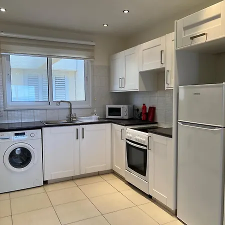 Lighthouse Beach - 3Br Seafront Apt 50M To Beach With Sea Views - Sleeps 6