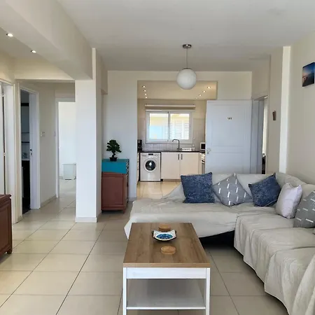 Appartement Lighthouse Beach - 3Br Seafront Apt 50M To Beach With Sea Views - Sleeps 6 Paphos