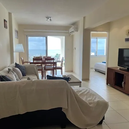 Appartement Lighthouse Beach - 3Br Seafront Apt 50M To Beach With Sea Views - Sleeps 6 Paphos