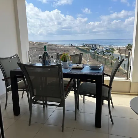 Lighthouse Beach - 3Br Seafront Apt 50M To Beach With Sea Views - Sleeps 6 *
