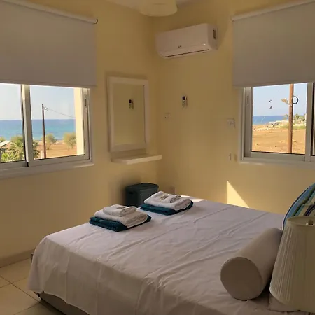 Appartement Lighthouse Beach - 3Br Seafront Apt 50M To Beach With Sea Views - Sleeps 6 Paphos