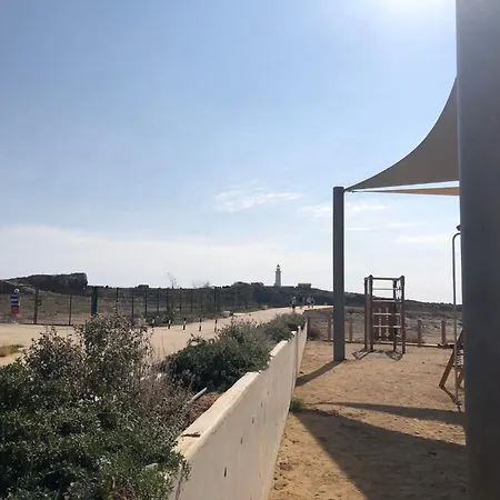 Lighthouse Beach - 3Br Seafront Apt 50M To Beach With Sea Views - Sleeps 6 Appartement Paphos